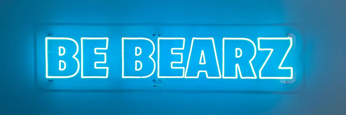 L'enseigne néon BE BEARZ de l'atelier de Versailles